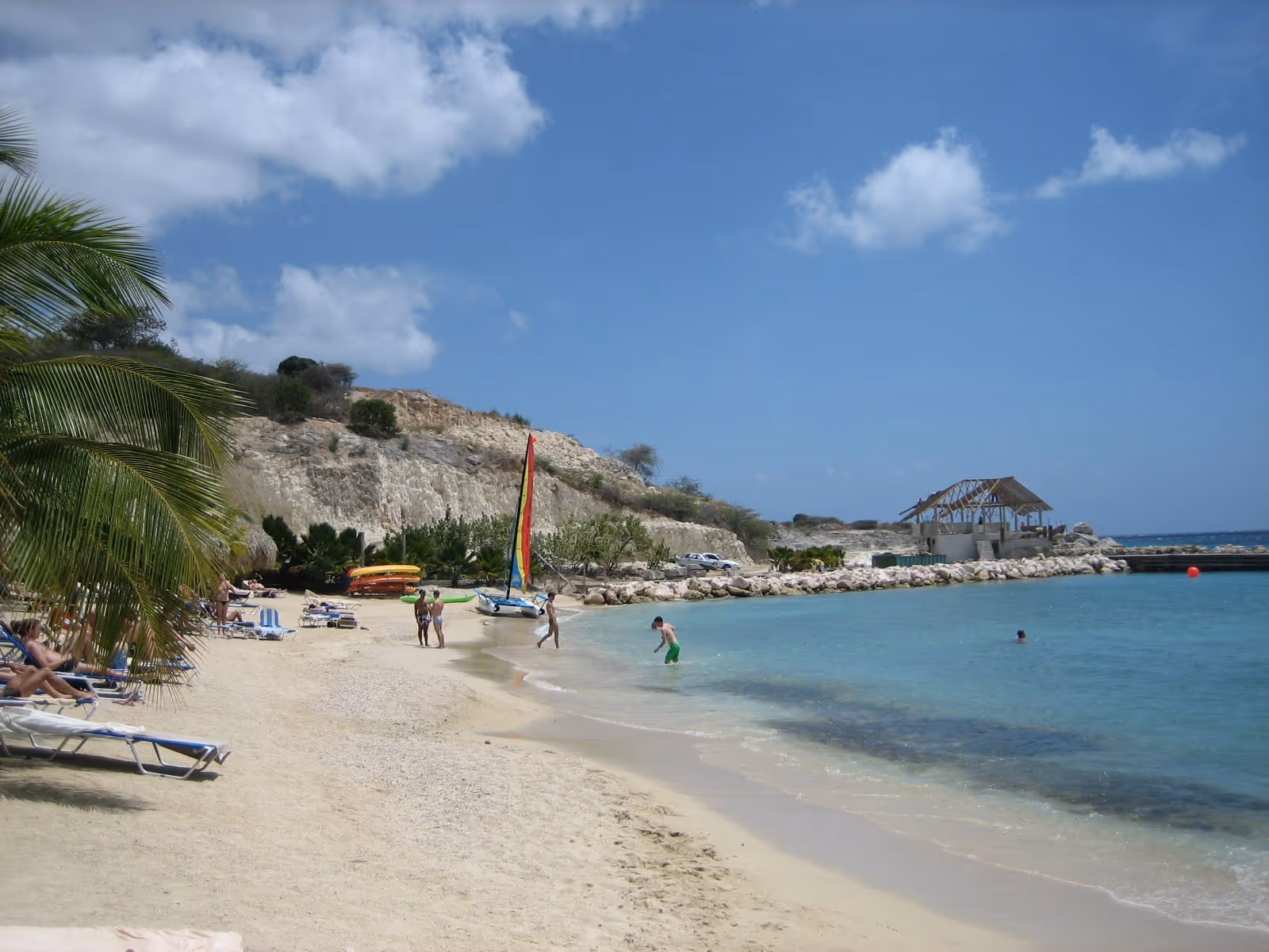 Blue Bay Beach: palms and loungers along the sand