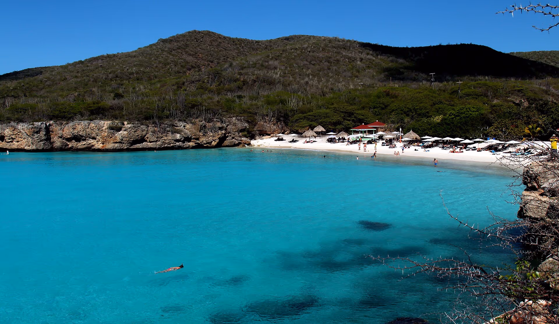 The clifftop overlook of Grote Knip: the white-sand crescent and vivid turquoise bay