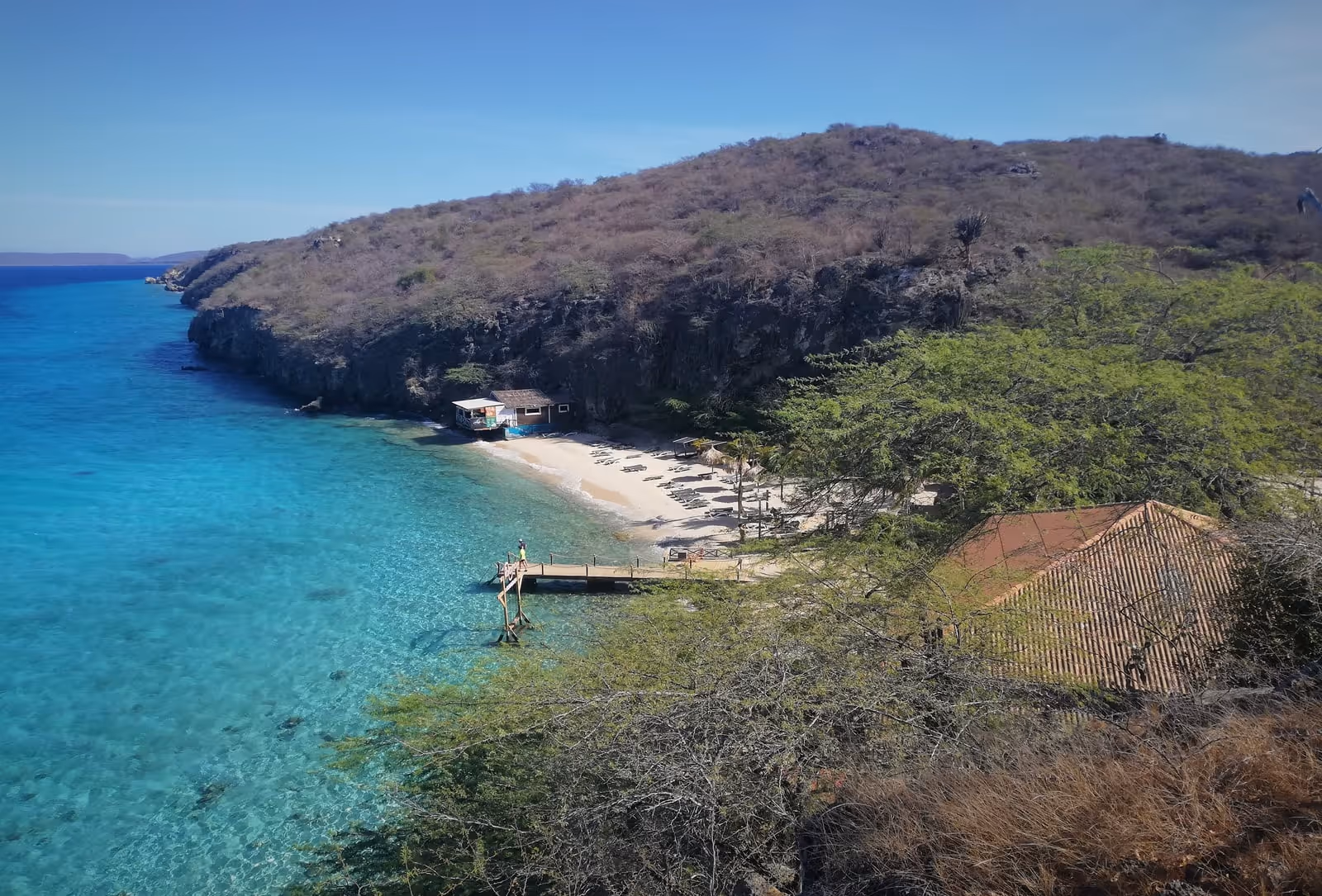 Kokomo Beach at Vaersenbaai: the pier, beach bar and loungers under the bluff